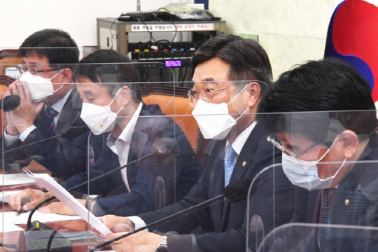 윤호중 더불어민주당 원내대표가 19일 오전 국회 원내대표 회의실에서 열린 국정감사대책회의에서 발언하고 있다. 연합뉴스